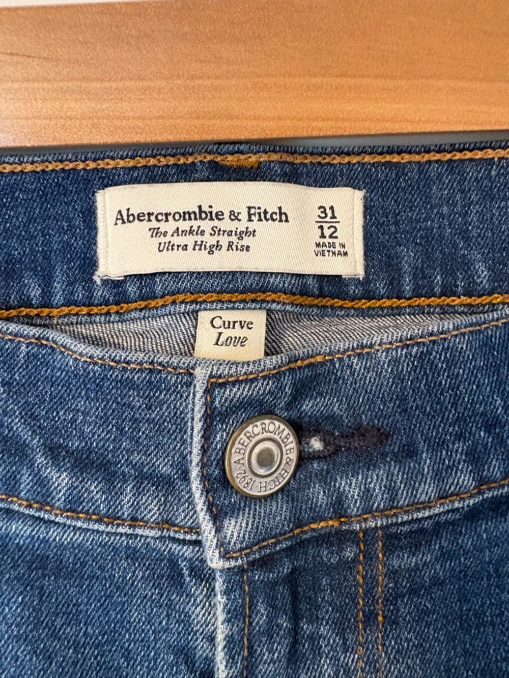 A&F Curve Ultra High Rise - Picture 2 of 2
